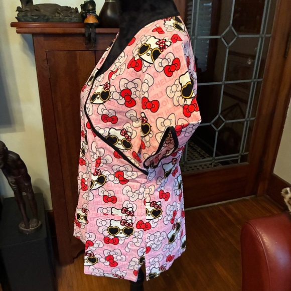 "Sanrio-Hello Kitty" scrub top, M like new condition - Picture 4 of 11